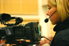 Schülerin an der Kamera